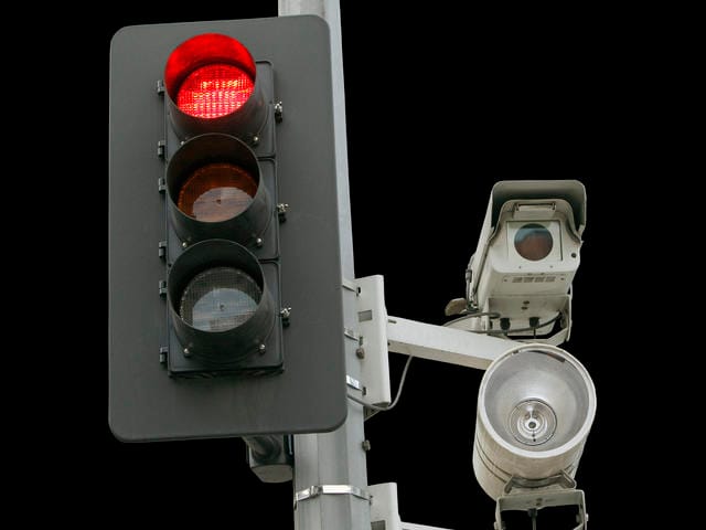 California Assembly passes bill to restrict use of red-light cameras